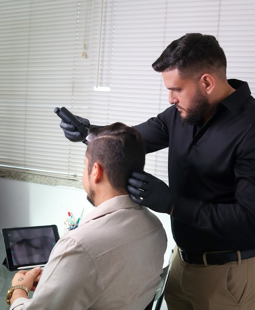 Dr. José Arnaldo realizando avaliação capilar